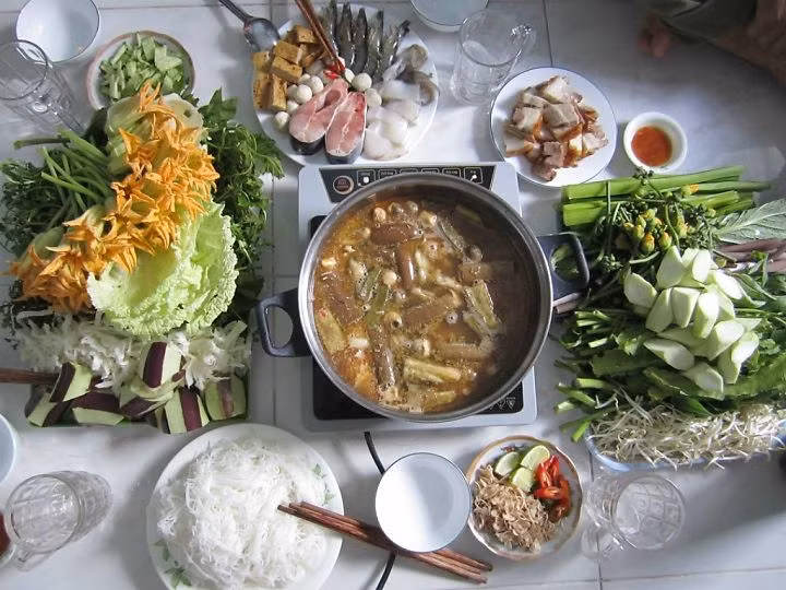 Bông súng mắm kho: Bông súng cũng là loại nguyên liệu đặc trưng chỉ có ở mùa nước nổi đồng bằng sông Cửu Long. Chúng mọc ở vũng đất trũng, đọng bùn, khi mùa nước về, bông súng trồi lên. Chúng có thể chế biến món ăn sau khi được tước hết lớp vỏ bên ngoài, xắt khúc ngắn và để ráo nước.