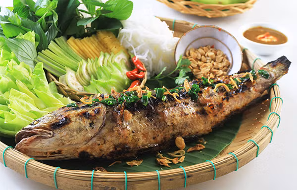 Cá lóc nướng trui: Cá lóc có thịt chắc, ngọt, xuất hiện nhiều vào mùa nước. Ngoài canh chua cá lóc nổi tiếng, loại nguyên liệu này có thể nướng trui kiểu dân dã mang đậm hương vị đồng quê. Con cá sau khi được làm sạch ruột sẽ được xiên vào que tre, cắm xuống đất rồi phủ rơm lên và đốt. Yêu cầu khó nhất là để cá không bị khét hoặc sống. Phải phủ rơm vừa đủ, rơm ít cá sẽ sống, khi ăn có mùi tanh còn rơm nhiều quá cá khét thì ăn bị đắng.