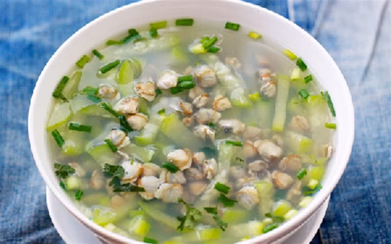 Canh hến nấu bầu: Hến sông 2 – 3 kg, bầu sao hay bầu trắng 1 – 2 quả non, mỡ, mắm, muối, hành, thì là và gia vị vừa đủ. Hến ngâm trong nước sạch 3 – 4 giờ, đãi sạch đất cát; luộc hến bằng nước lạnh, khi nước sôi, đảo đều đến khi các con hến đều mở miệng thì tắt bếp; gạn lấy nước luộc hến; đãi lấy thịt để riêng.