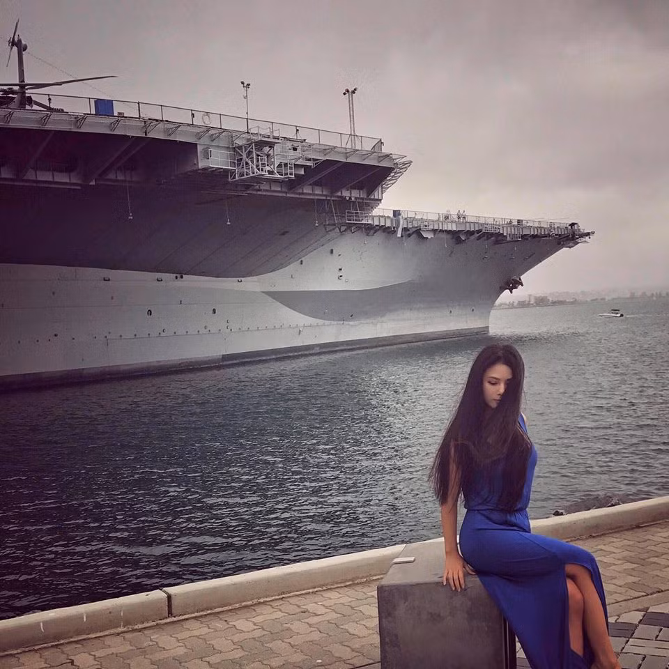 "Lớn hơn tôi 9 tuổi mà đi bên cạnh nhiều khi ai cũng tưởng bồ nhí", Đại Nhân dí dỏm chia sẻ.