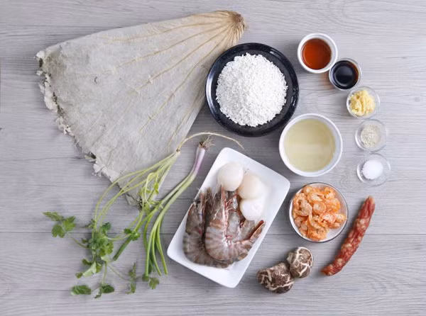 Món ăn tinh túy của Việt Nam này được chế biến khá cầu kỳ. Đầu tiên, gạo nếp phải ngâm qua đêm, sau đó vo sạch, để ráo. Với lá sen khô, ngâm nước cho mềm còn nếu là lá sen tươi thì trần qua nước sôi đến khi lá dẻo, sau đó lót lá vào chõ hấp xôi. Lạp xưởng, nấm, tôm nõn ngâm mềm thái hạt lựu.
