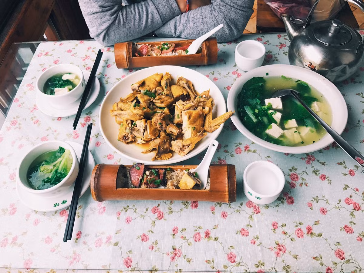 Cơm ống tre là đặc sản của Phượng Hoàng Cổ Trấn nên cũng đặc sắc và mang nhiều nét khác biệt trong hương vị. Về cách làm họ cũng để gạo bên trong ống tre nấu cho có mùi thơm và độ dẻo đặc trưng, bên trên có thêm xá xíu và ngô. Cơm dẻo có mùi rất thơm, xen lẫn là mùi thanh thanh của ống tre lại ăn cùng với nhiều loại đậu, thịt xá xíu ướp đậm đà.