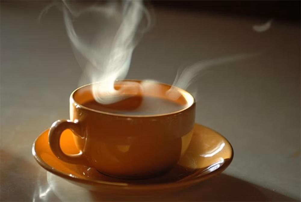Đồ uống nóng: Theo khuyến cáo của Tổ chức Y tế Thế giới, đồ uống rất nóng có thể dẫn đến ung thư vòm họng. Rất nhiều người có thói quen uống trà, cà phê hoặc sô cô la rất nóng.