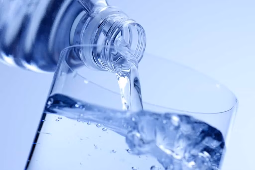Nước đóng chai: Yếu tố có hại nhất của loại đồ uống này chính là phần chai nhựa. Không chỉ ảnh hưởng nghiêm trọng đến môi trường, nó còn chứa chất bisphenol-A (BPA) - chất gây rối loạn nội tiết tố được biết đến làm tăng nguy cơ ung thư tuyến tiền liệt và ung thư vú cũng như gây rối loạn chuyển hóa.