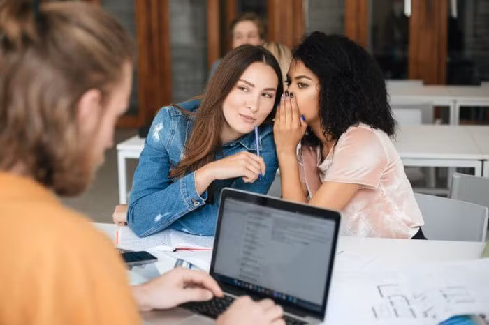 Tránh buôn chuyện, nói xấu người khác là cách giúp bạn sống tích cực và không sợ bị stress.