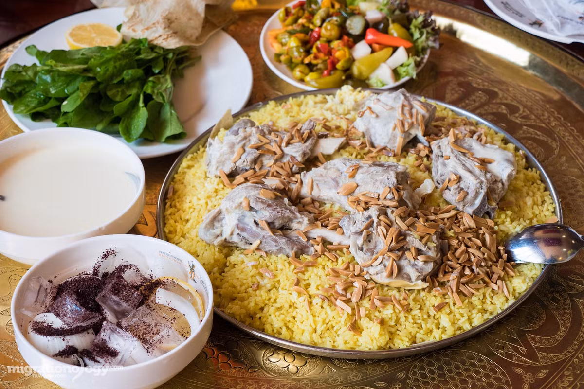 Cơm Mansaf là món ăn được yêu thích nhất ở vương quốc Anh, thế nhưng sau khi du nhập vào Jordan thì món này lại được ưa chuộng bất ngờ. Cơm Mansaf bao gồm 3 thành phần chính là gạo, thịt cừu và jameed (một loại thực phẩm được làm từ sữa cừu hoặc sữa dê cho lên men và sấy khô). Ảnh: Internet.