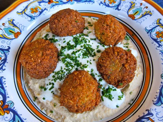 Món falafel là món khai vị tuyệt vời từ đậu xanh và Jordan thực sự là nơi có món falafel ngon nhất thế giới. Thành phần chủ yếu của món ăn là đậu xanh tẩm gia vị rồi được chiên ngập dầu cho tới khi chuyển màu nâu vàng.