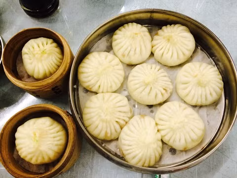 Bánh bao do Cẩu Tử làm có hương vị thơm ngon khiến quán ngày một đông khách, thậm chí khách đến ăn bánh bao đông quá khiến Cẩu Tử chỉ có thể luôn tay làm việc, thậm chí khách hỏi cũng không buồn trả lời.
