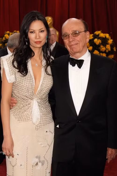 Dù đã ly hôn với ông trùm truyền thông Rupert Murdoch nhưng bà Đặng Văn Địch vẫn là nhân vật đầy quyền lực. Thời chưa ly hôn, bà vẫn ăn mặc gợi cảm khi sánh bước cùng chồng già.