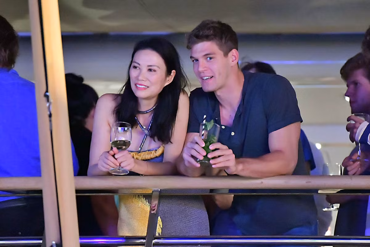 Dù hơn bạn trai tới 27 tuổi nhưng nữ tỷ phú không ngại mặc những chiếc đầm sexy khoe dáng.