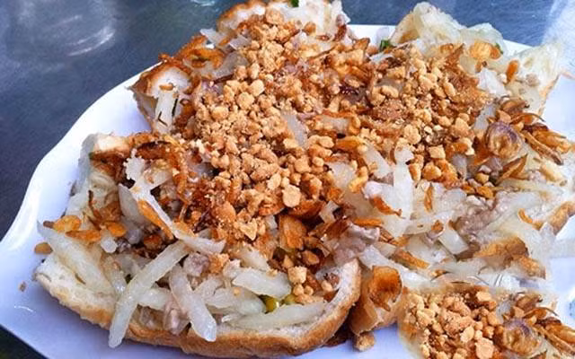 Khi gần ăn, bạn đặt một cái xửng thật nóng, bánh mì thấm qua nước cho mềm, sau đó xếp lên xửng hấp khoảng 3 phút là bánh mì sẽ mềm ra.