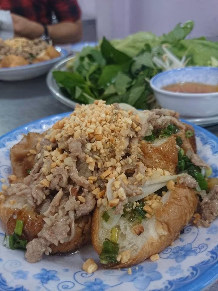 Thịt bò tiếp thêm cái ngọt đậm đà và dung hoà trong hành thơm thơm, đậu phộng bùi bùi tạo nên tổng thể hương vị đầy hấp dẫn.