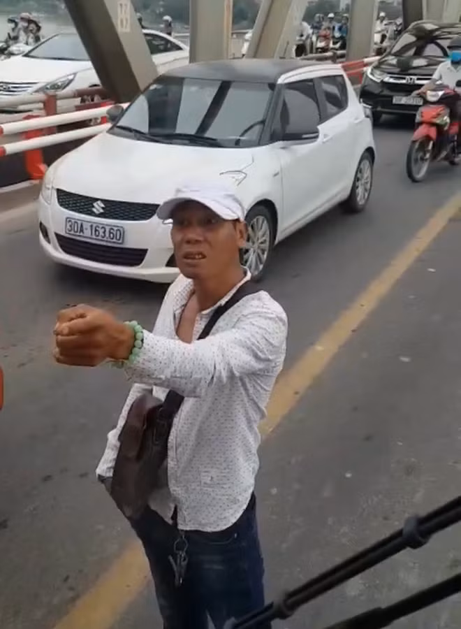 Thanh nien ‘ho bao’ cam hung khi chan dau xe bus quyet 