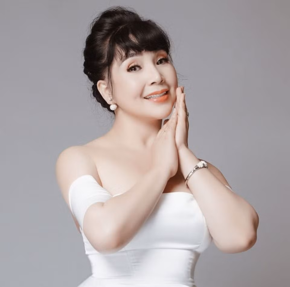 Ở đời thường, Lan Hương cũng rất chuộng những kiểu váy trễ nải, tôn lên thềm ngực căng đầy. 