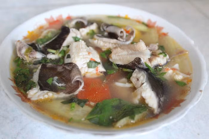 Canh cá nấu chua cũng là món canh giải rượu và bổ sung dinh dưỡng tuyệt vời cho bạn ngày Tết.