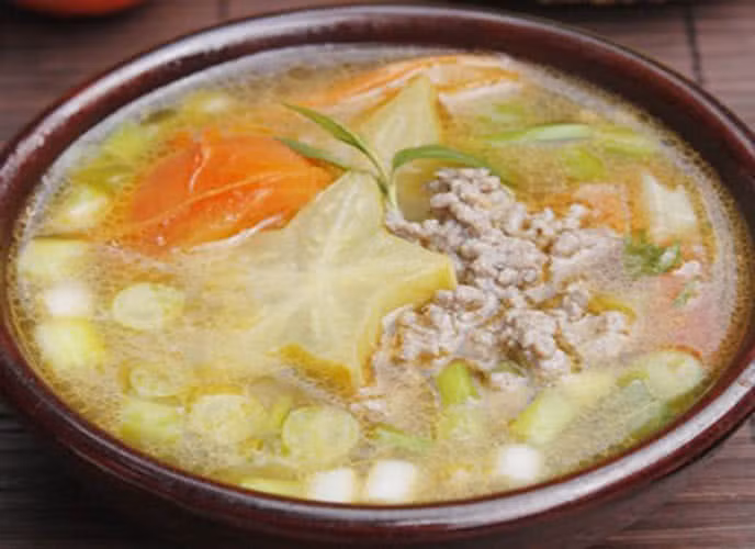 Ngoài ra, bạn có thể nấu món canh thịt băm với khế chua để giải rượu cũng cực tốt. Chỉ cần ít thịt băm, 1 quả khế và 1 quả cà chua cùng chút hành lá, rau răm, hành khô là bạn đã có bát canh giã rượu bổ dưỡng. Nguồn ảnh: Internet.