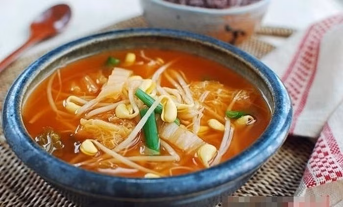 Canh giá đỗ: Canh giá đỗ tươi được biết đến với nhiều công dụng thanh lọc cơ thể, giải độc tốt cho sức khỏe.