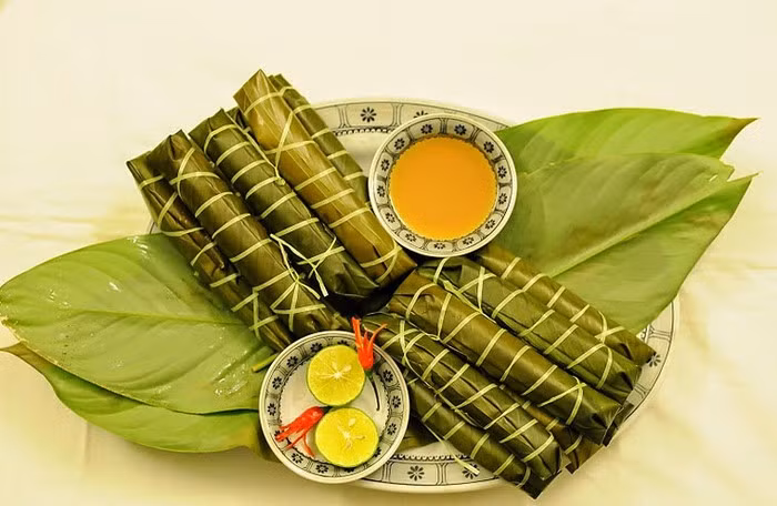 Bánh tẻ làng Chờ: Ai từng ăn bánh răng bừa (hay còn gọi là bánh tẻ), một thứ quà quê nổi tiếng của thị trấn Chờ, huyện Yên Phong, tỉnh Bắc Ninh, sẽ không thể nào quên được vị ngọt từ thịt, mùi thơm của hành, cái giòn của mộc nhĩ và sự dẻo thơm của bột bánh. Bánh tẻ ăn lúc còn nóng vừa có độ giòn lại vừa đậm đà. Ảnh: Dacsanthonque.