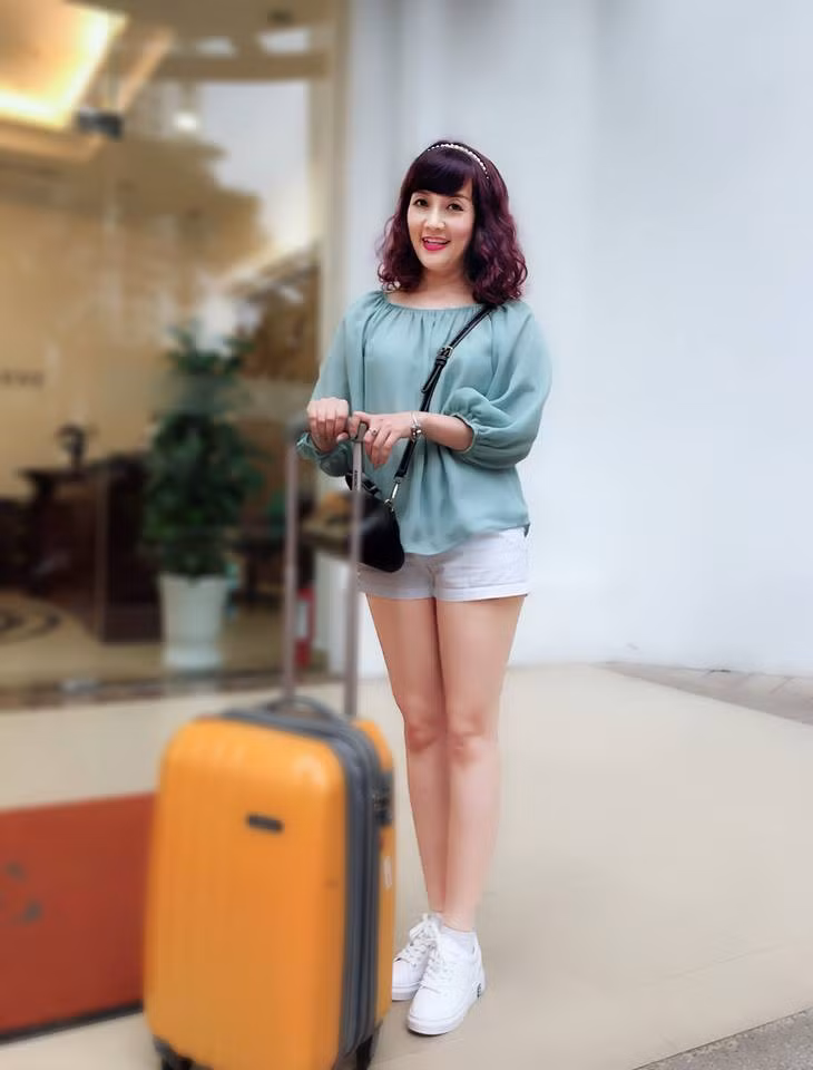 Nữ diễn viên hài sinh năm 1975 diện đồ xì teen chẳng kém các thiếu nữ đôi mươi.