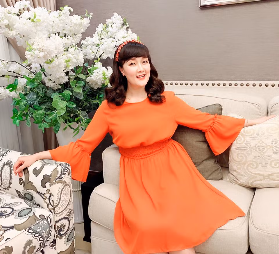 Thời trang của Vân Dung cũng rất đa dạng về màu sắc và kiểu dáng.