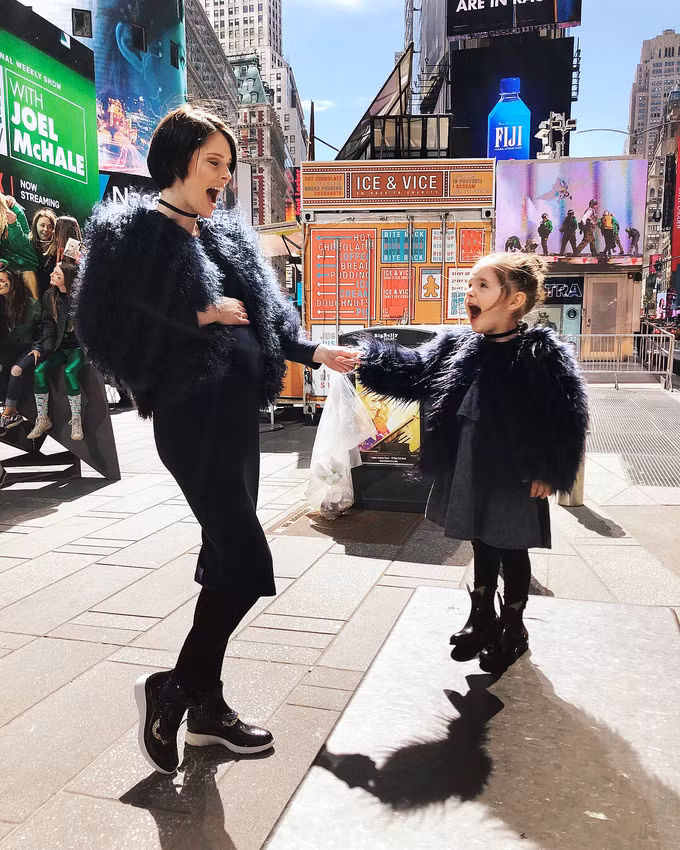 Siêu mẫu Coco Rocha và con gái 3 tuổi Ioni James diện đồ đôi sành điệu.