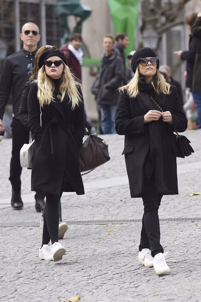 Bà mẹ nổi tiếng Reese Witherspoon và cô con gái Ava Phillippe cùng diện bộ cánh đen, mũ đen và giày thể thao trắng khỏe khoắn trên phố Paris (Pháp).