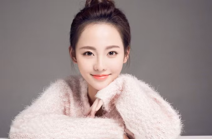 Trương Gia Nghê vẫn giữ được nhan sắc trẻ trung, thân hình gợi cảm dù đã là bà mẹ 2 con. Ảnh: Internet.