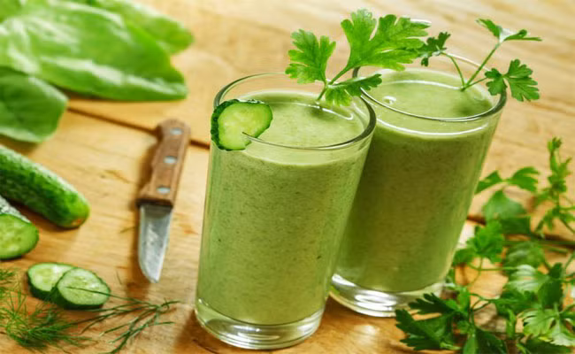 Nước Aojiru: Trong tiếng Nhật, Aojiru có nghĩa đen là “nước xanh” vì nguyên liệu để làm ra loại thức uống này gồm rau cải xoăn, lúa mạch, lá trà xanh.