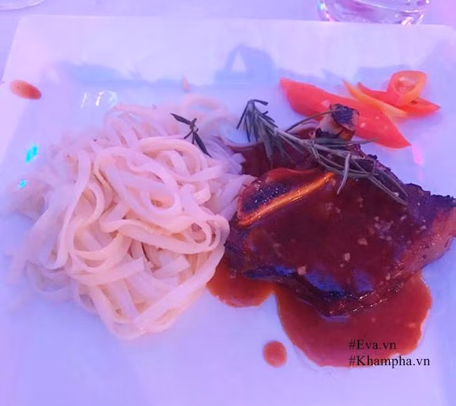 Thực đơn Hoa Hậu Việt Nam 2012 đãi khách gồm: Ức vịt đút lò sốt Teryaki kèm salad - Súp bào ngư vi cá hải sâm - Kem chanh - Cá tuyết đút lò sốt Batayaki - Sườn bò nướng thảo mộc sốt rượu port - Rau câu kiwi hạt chia - Trà nóng.