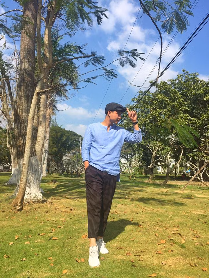 Phụ kiện thường được anh ưu ái là mũ nồi và giày thể thao.