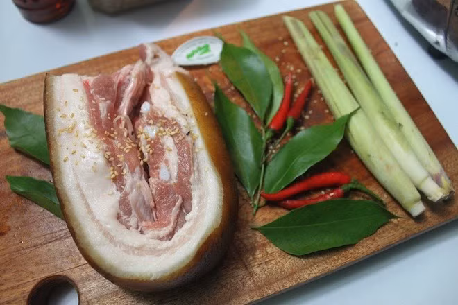 Thịt lợn đen Tuyên Quang nổi tiếng với vị thịt thơm, săn chắc, khi nấu không có nước, bì giòn…Lợn đen có lượng mỡ và nạc cân bằng nên rất được ưa chuộng.