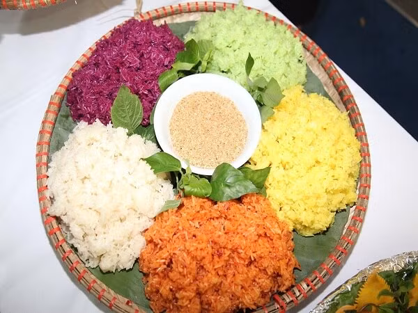 Xôi ngũ sắc là món ăn của dân tộc Tày vào dịp năm mới. Người Tày ở Tuyên Quang cho rằng mâm xôi ngũ sắc sặc sỡ sẽ tượng trưng cho sự thịnh vượng của họ. Ảnh: Internet.
