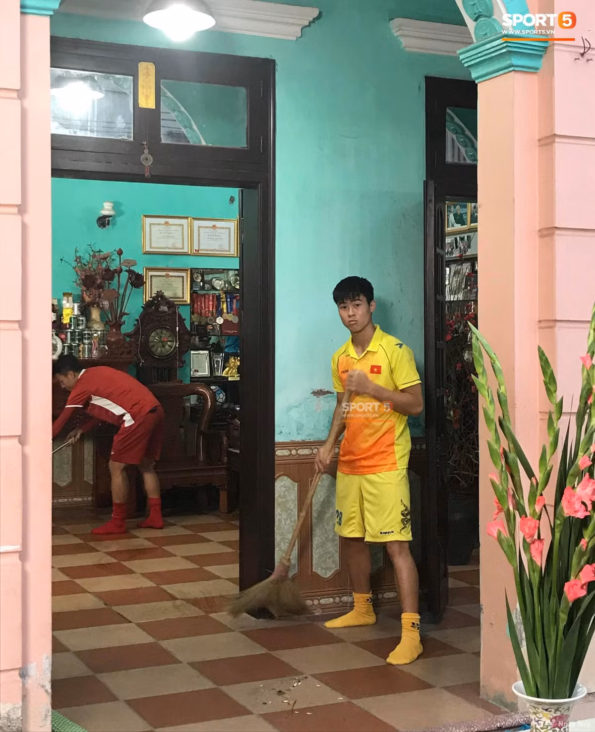 Mỗi khi về nhà, Duy Mạnh dành thời gian rảnh rỗi để phụ giúp bố mẹ dọn dẹp nhà cửa. Trung vệ Tiến Dũng cũng phụ giúp bạn dọn nhà. Ảnh: Sport5.