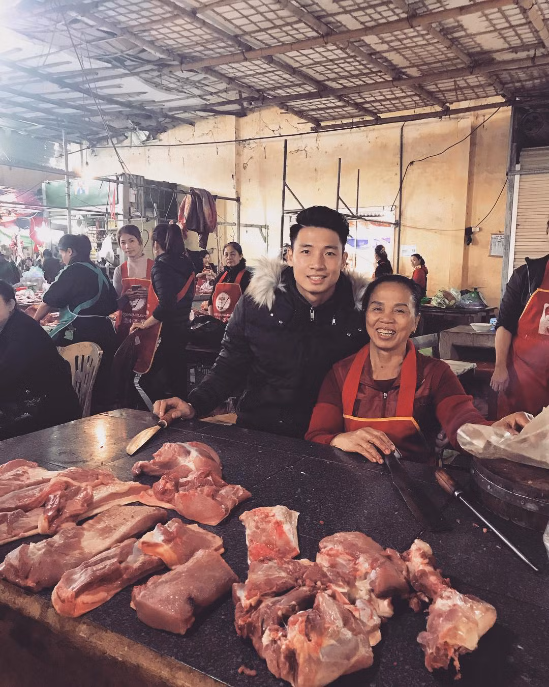 Không chỉ gói bánh, Tiến Dũng còn tranh thủ ra chợ giúp mẹ bán thịt lợn trong những ngày nghỉ Tết.