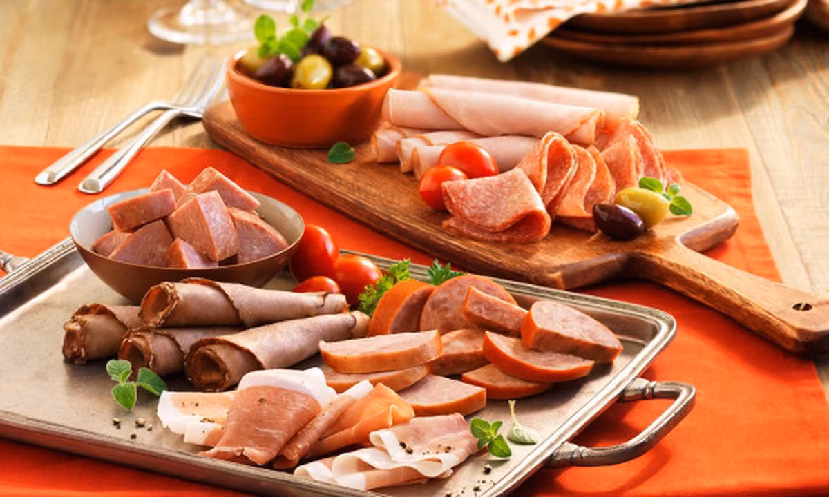 Thực phẩm chế biến sẵn như xúc xích, thịt xông khói, khoai tây chiên... không nên ăn khi bạn đến tháng vì chúng có hàm lượng muối cao. Tiêu thụ một chế độ ăn có muối cao sẽ gây ra chứng dạ dày.