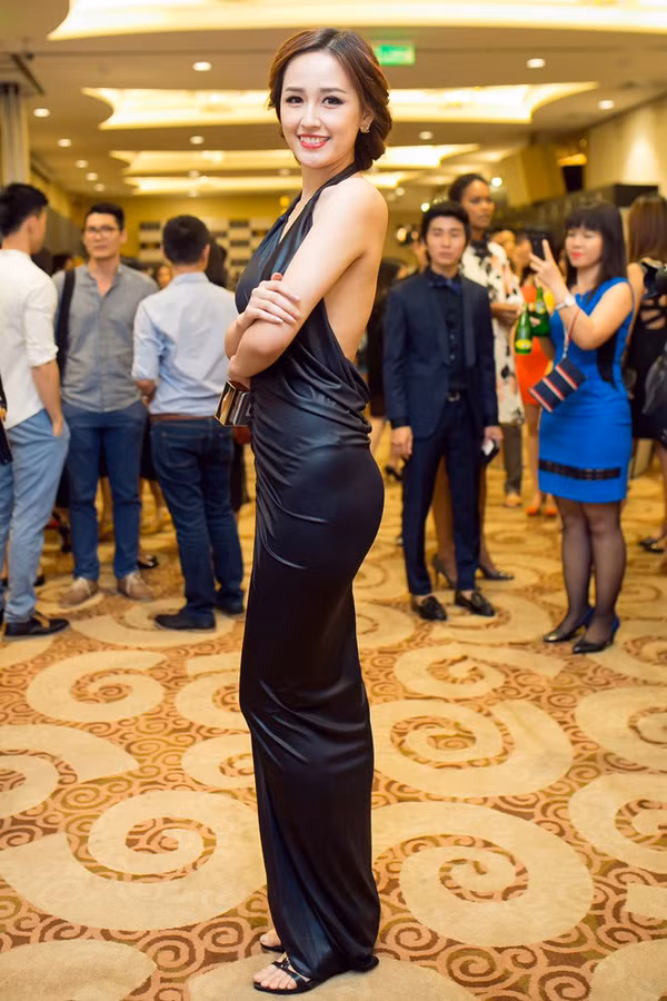 Người đẹp Mai Phương Thúy mất điểm vì cách chọn nội y không phù hợp với chiếc váy ôm sát chất liệu da bóng.