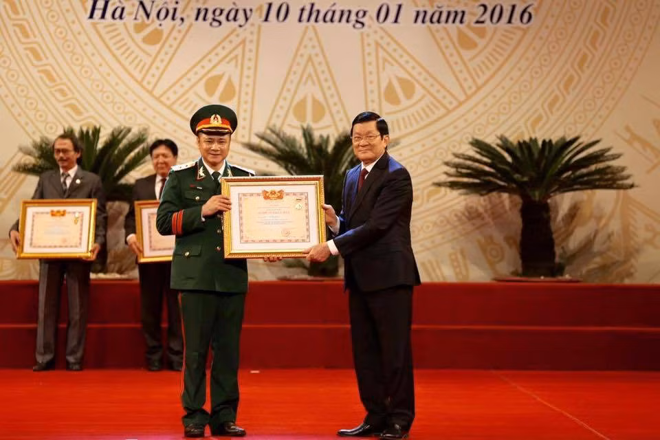  Danh hài Tự Long tên đầy đủ là Vũ Tự Long, SN 1973. Tự Long tốt nghiệp khoa Chèo trường Đại học Sân khấu Điện ảnh năm 1998. Ngay từ thời học sinh, anh đã tham gia phim truyền hình để thu thập kinh nghiệm diễn xuất. sau khi tốt nghiệp đại học, anh được tuyển về Nhà hát Chèo Việt Nam. Với tài năng của mình, Tự Long cũng được nhận danh hiệu NSND từ khi còn rất trẻ, mới 42 tuổi.