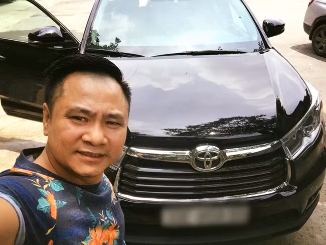Nghệ sĩ nhân dân Tự Long tự hào khoe chiếc xế tậu vào năm 2016.