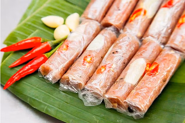 Nem chua Thanh Hóa: Nem chua nức tiếng xứ Thanh từ lâu, cũng là món ngon cần phải nhắc đến đầu tiên chính bởi sự nổi bật hơn hẳn so với các đặc sản Sầm Sơn khác. Sở dĩ nem chua Thanh Hóa được ưa chuộng đến vậy cũng bởi vị chua dịu, sần sật của bì lợn kết hợp tinh tế với hương thơm nồng của tỏi ớt.