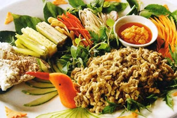 Gỏi cá nhệch: Thông thường, gỏi cá hay chấm với nước mắm hoặc mắm tôm thì tại Sầm Sơn – Thanh Hóa người ta ăn kèm với chẻo nhệch. Chẻo nhệch được chế biến từ xương cá giã nhuyễn chưng cùng mẻ chua và các loại gia vị đặc trưng khác.