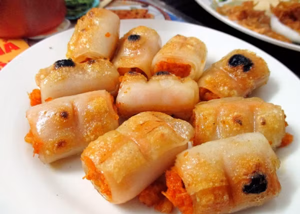 Chả tôm: Chả tôm Thanh Hóa rất khác biệt so với những nơi khác chính bởi sự kì công trong cách chế biến. Tôm phải dùng tôm nõn giã nhuyễn và cho ít bột gấc để tạo màu, sau đó trộn với thịt ba chỉ băm đã rán vàng, cùng tỏi phi, hạt tiêu. Tất cả hỗn hợp trên đem gói vào lá phở. Không dừng ở đó, điều đặc biệt nhất đó chính là chả được nướng trên than hoa chứ không phải rán, chiên.