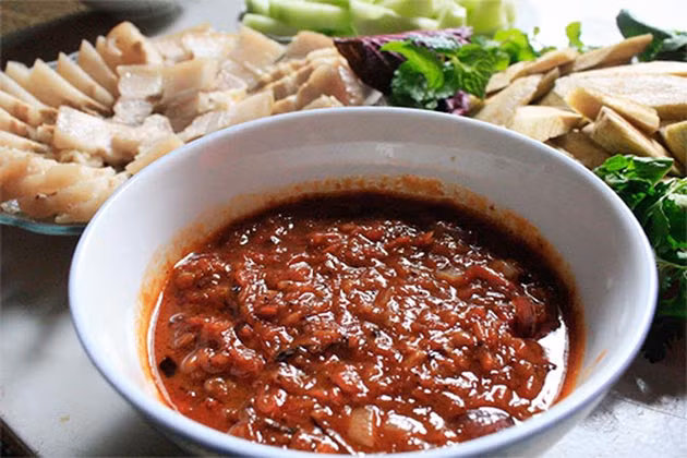 Mắm tép: Thơm ngon và hương vị đặc trưng dậy mùi là những gì được nhắc đến của mắm tép Thanh Hóa. Một đĩa thịt luộc chấm mắm tép được xem là lựa chọn tuyệt vời của ẩm thực Sầm Sơn. Ảnh: Internet.