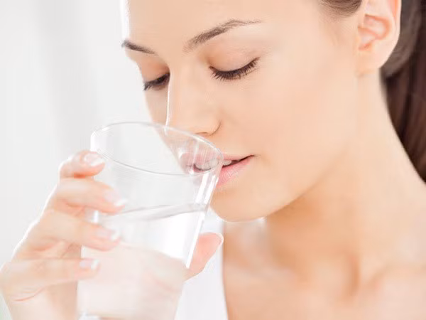 Cấp nước cho môi: Môi rất dễ bị tác động vì môi trường bên ngoài. Để lấy lại màu sắc tự nhiên của môi, bạn cần phải khôi phục độ ẩm tự nhiên của môi bằng cách uống nhiều nước, đặc biệt là vào mùa Đông. Ngoài ra, chế độ ăn uống những loại thực phẩm chứa nhiều nước như dua leo, dưa hấu, cam, bưởi và chanh cũng sẽ giúp đôi môi được duy trì độ ẩm.