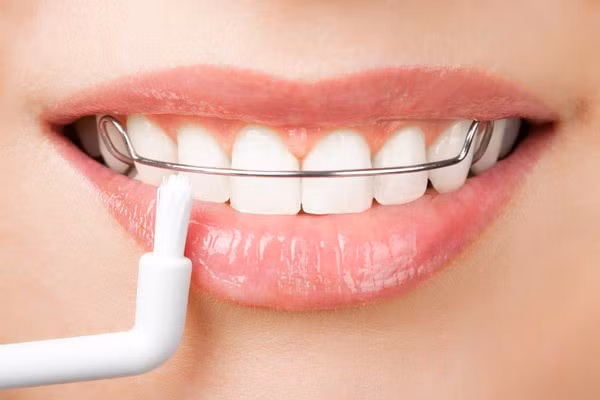Tẩy cha chết môi ít nhất 1 tuần/lần: Các tế bào môi cũng sẽ trải qua quá trình liên tục thay thế lớp tế bào chết bên ngoài bằng các lớp tế bào mới bên trong. Việc loại bỏ các tế bào chết 1 tuần/lần sẽ giúp môi mềm, mịn hơn. Bạn có thể trộn dầu ôliu với đường để tẩy da chết cho môi, sau đó thoa nhẹ một lớp son dưỡng mà bạn thích để giữ ẩm.