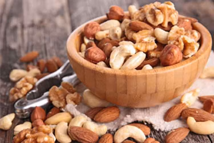 Quả óc chó, quả hồ trăn và hạnh nhân: Tất cả các loại hạt đều bổ dưỡng, nhưng quả óc chó, quả hồ trăn và hạnh nhân chứa lượng canxi, magiê, vitamin E, protein và alpha-linolenic thực sự giúp tăng cường hệ miễn dịch. Cụ thể, quả óc chó có nhiều axit béo omega-3 giúp giảm viêm xương khớp và đau viêm khớp dạng thấp. Ảnh: Internet.