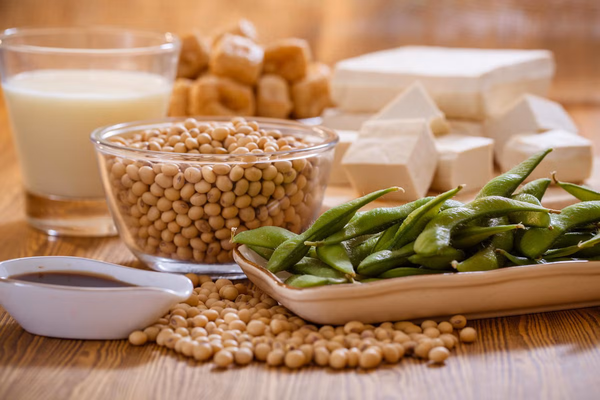 Đậu nành cũng có lợi cho sức khỏe. Chúng ít chất béo và giàu protein và chất xơ, và chứa axit béo omega-3 giúp giảm đau khớp.