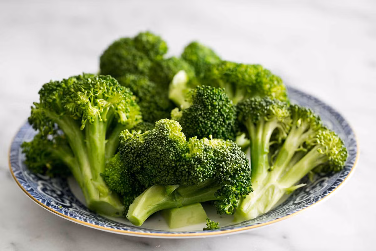 Bông cải xanh chứa sulforaphane giúp giảm đau khớp và góp phần làm giảm các triệu chứng viêm khớp dạng thấp.