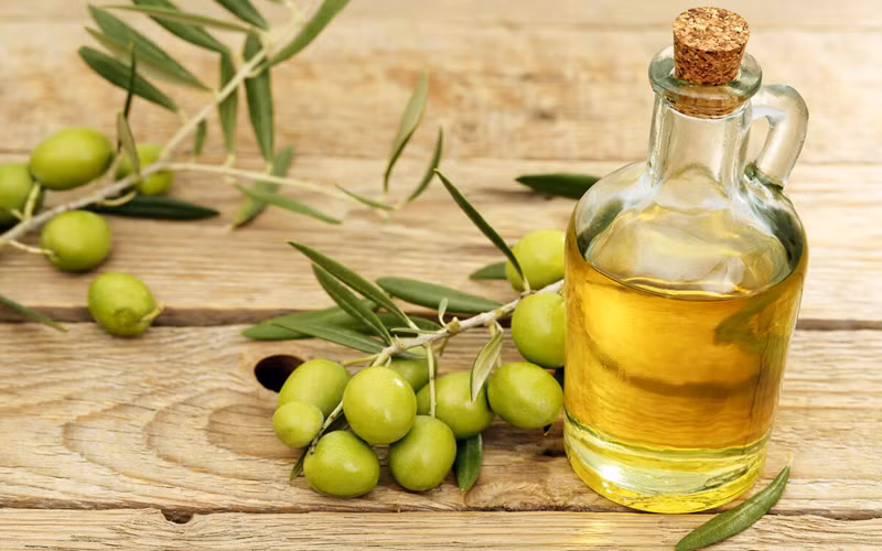 Một số nghiên cứu đã chứng minh rằng, dầu ô-liu giúp giảm mức cholesterol xấu và chất béo trung tính trong máu, tăng độ nhạy của insulin và oxy hóa lipid. Đây chính là lý do giúp cho gan của bạn luôn được khỏe mạnh.