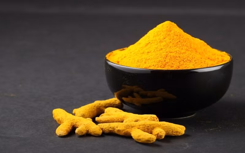 Trong nghệ có chứa curcumin, có đặc tính chống oxy hóa, chống viêm và kháng khuẩn cực mạnh. Do đó, nghệ cũng xếp vào nhóm các thực phẩm giúp giảm viêm và ngăn ngừa các tác nhân gây bệnh cho gan của bạn.