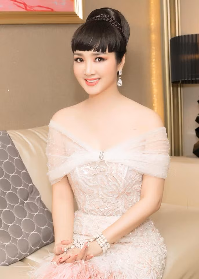 Dù đã 48 tuổi song hoa hậu Đền Hùng vẫn ăn mặc hết sức trẻ trung và gợi cảm.